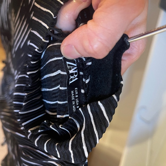 Zara black/white pleated maxi dress, can be cinched on waist - Picture 3 of 6